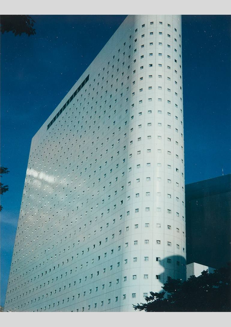 築地仁、「母型都市」、1983-1984 年、ポラロイド、11.4 x 8.9 cm © Hitoshi Tsukiji / Courtesy of Taka Ishii Gallery Photography / Film：築地仁「母型都市」タカ・イシイギャラリー フォトグラフィー/フィルム