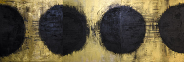 《Black Planets》(2015) Acryl, pigments, lava and gold leaf on canvas. 185 x 555 cm：マリタ・リウリア展「Golden Age」スパイラルガーデン