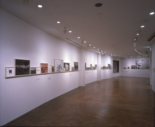 「ソフィ カル―限局性激痛」1999-2000年 原美術館での展示風景 © Sophie Calle / ADAGP, Paris 2018 and JASPAR, Tokyo, 2018