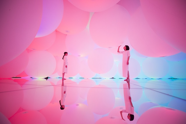 teamLab, Expanding Three-dimensional Existence in Intentionally Transforming Space - Free Floating, 12 Colors , 2018, Interactive Installation, Endless, Sound: Hideaki Takahashi © teamLab teamLab is represented by Pace Gallery