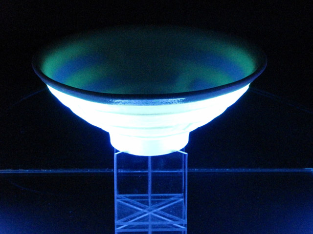 輝器KAGAYAKI-光碗　Light Bowl　　7×16×16cm　 ミクスドメディア　信楽透土、蛍光材、蓄光材、ブラックライト、アクリル板 作品外部には、蛍光顔料が焼き付けてあり、ブラックライトを浴びることにより発光する。また一部蓄光顔料が焼き付けてあり、ブラックライトを消しても光り続ける