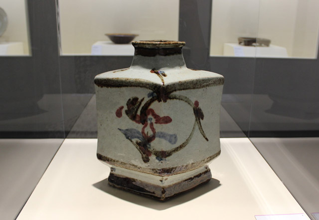 白地草花絵扁壺（しろじくさばなえへんこ）、1939年（京都国立近代美術館）。ミラノ・トリエンナーレ国際陶芸展グランプリ受賞（1957年）京都国立近代美術館の 「川勝コレクション　鐘溪窯　陶工・河井寬次郎展」より