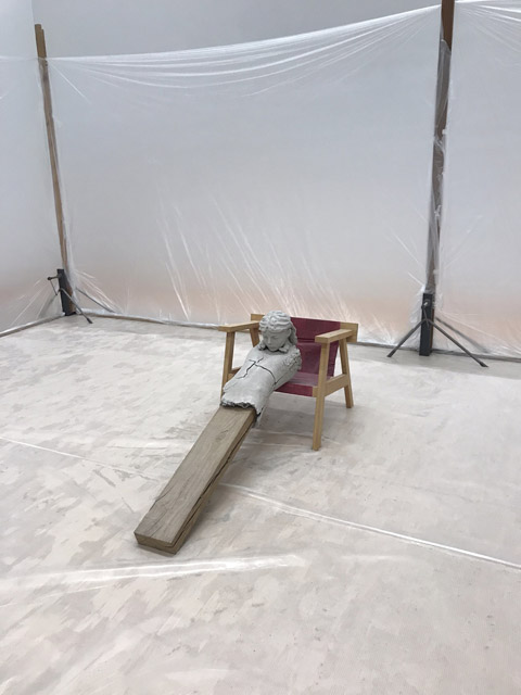 マーク・マンダース《Dry Figure on Chair（椅子の上の乾いた像）》（2011-15）