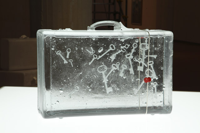 《suitcase -key-》 2013 写真：木奥惠三 ©MIYANAGA Aiko Courtesy Mizuma Art Gallery