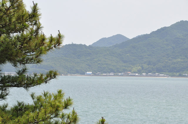 大島からみえる庵治。海は創作の源ともなり、大島では多くの歌人が思いを込めて歌を詠んでいます。山川さんの作品では、庵治の子ども達が歌を詠む声が映像に重ねられています