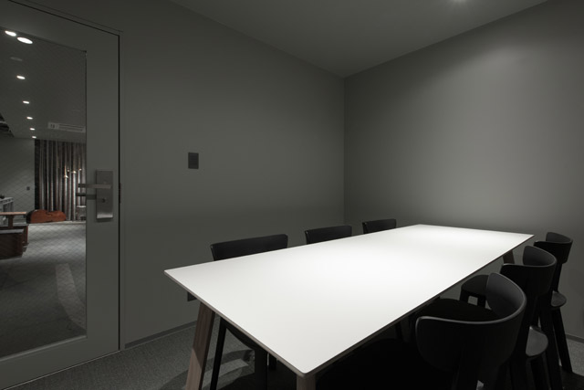 地下1階に設けられた個室の「MEETING ROOM」。6名まで利用できる