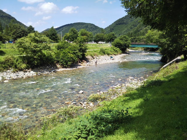 すぐ隣には清流、馬瀬川が流れています。