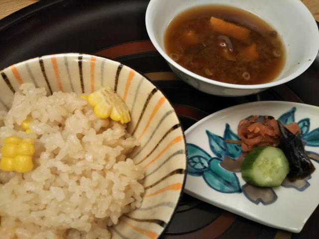 食事　玉蜀黍　土鍋御飯、赤だし、香の物