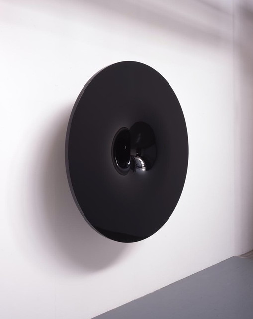 アニッシュ・カプーア（1954年〜）Syphone Mirror- Kuro 2008 140×140×45 cm 樹脂、漆 / Synthetic wood, Japanese lacquer photo by Gautier Deblonde