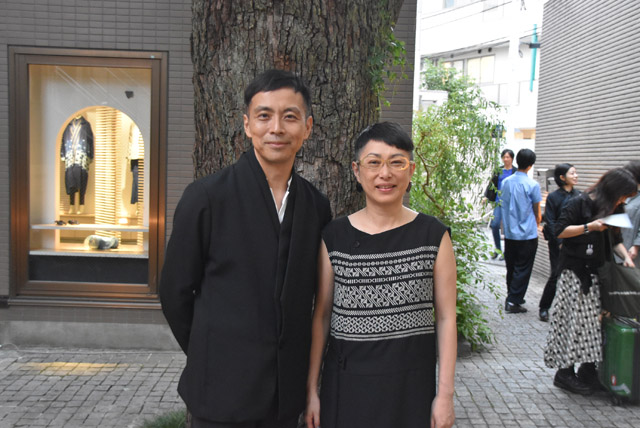 ​  「matohu（まとふ）」デザイナーの（左から）堀畑裕之氏、関口真希子氏  ​