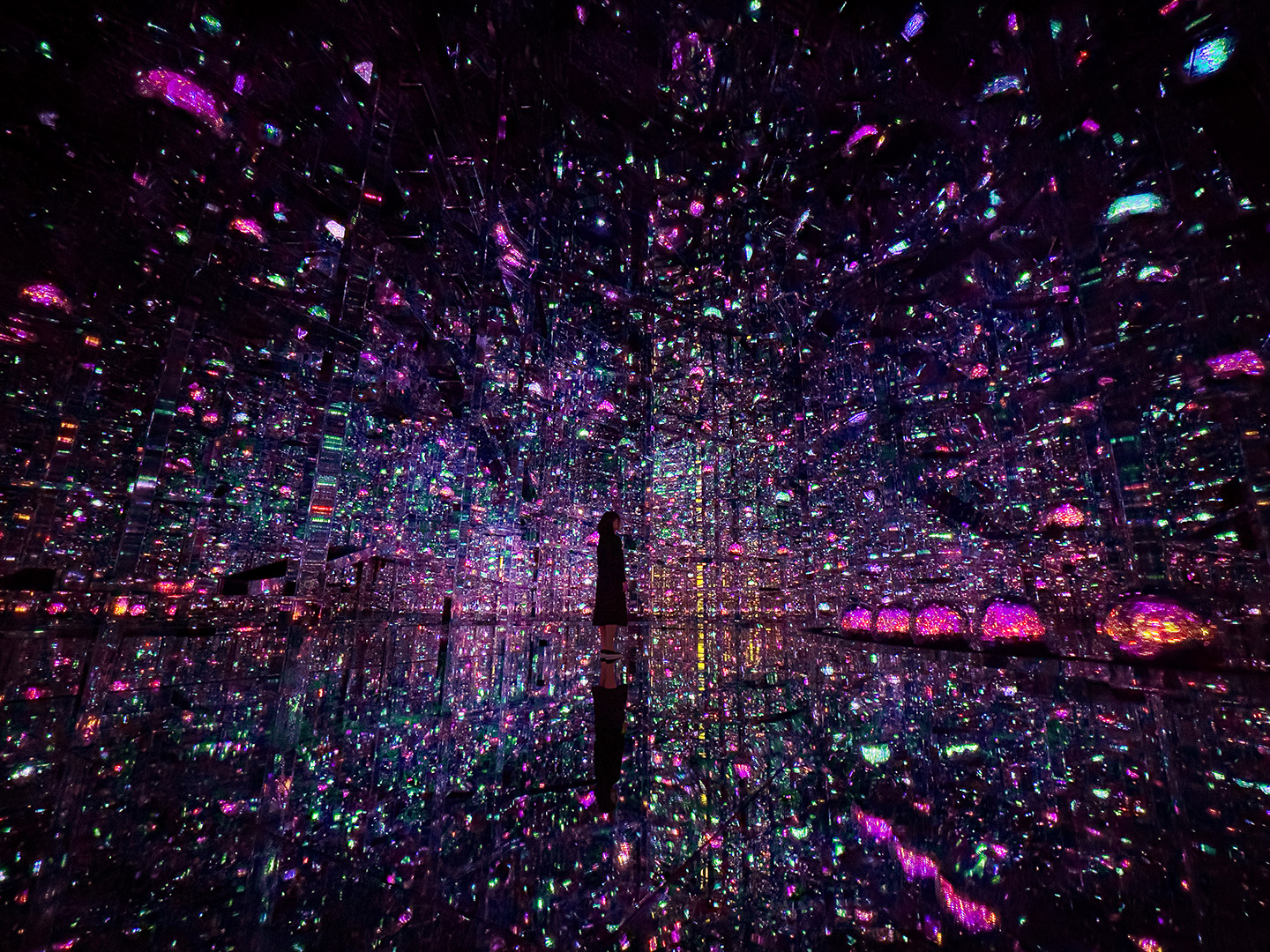 チームラボ《マイクロコスモス - ぷるんぷるんの光》2024, Interactive Installation, LED, Endless, Sound: teamLab © teamLab, courtesy Pace Gallery