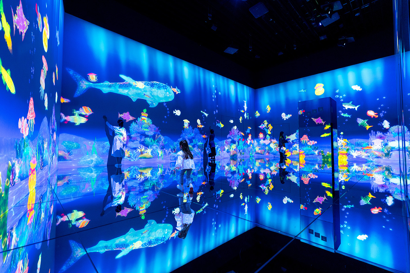 チームラボ《スケッチオーシャン》2020-, Interactive Digital Installation, Sound: Hideaki Takahashi © teamLab, courtesy Pace Gallery