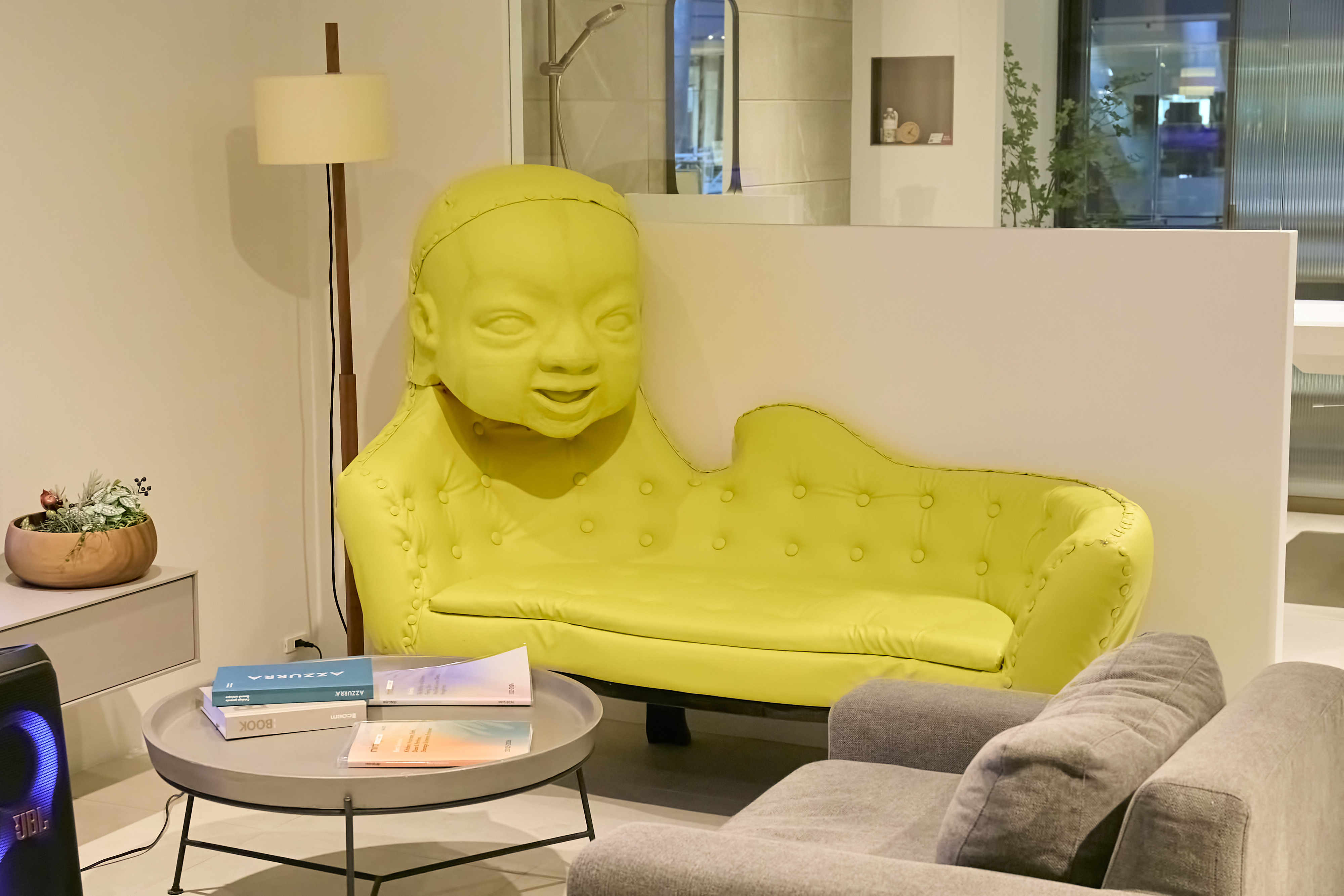 長野 久人《安息のソファー》