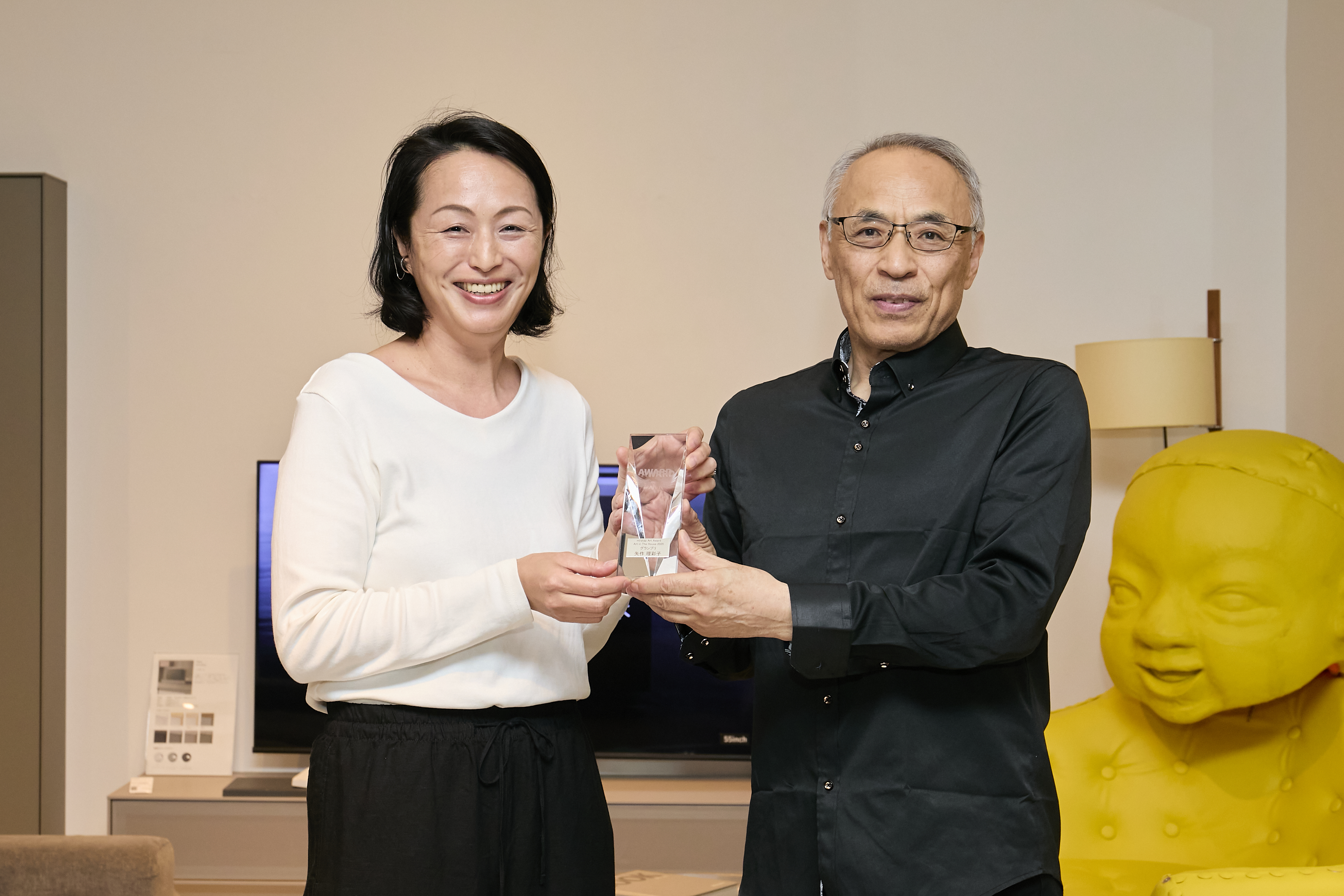 グランプリを受賞した矢作 理彩子さん(左)と選者の出川 哲朗さん