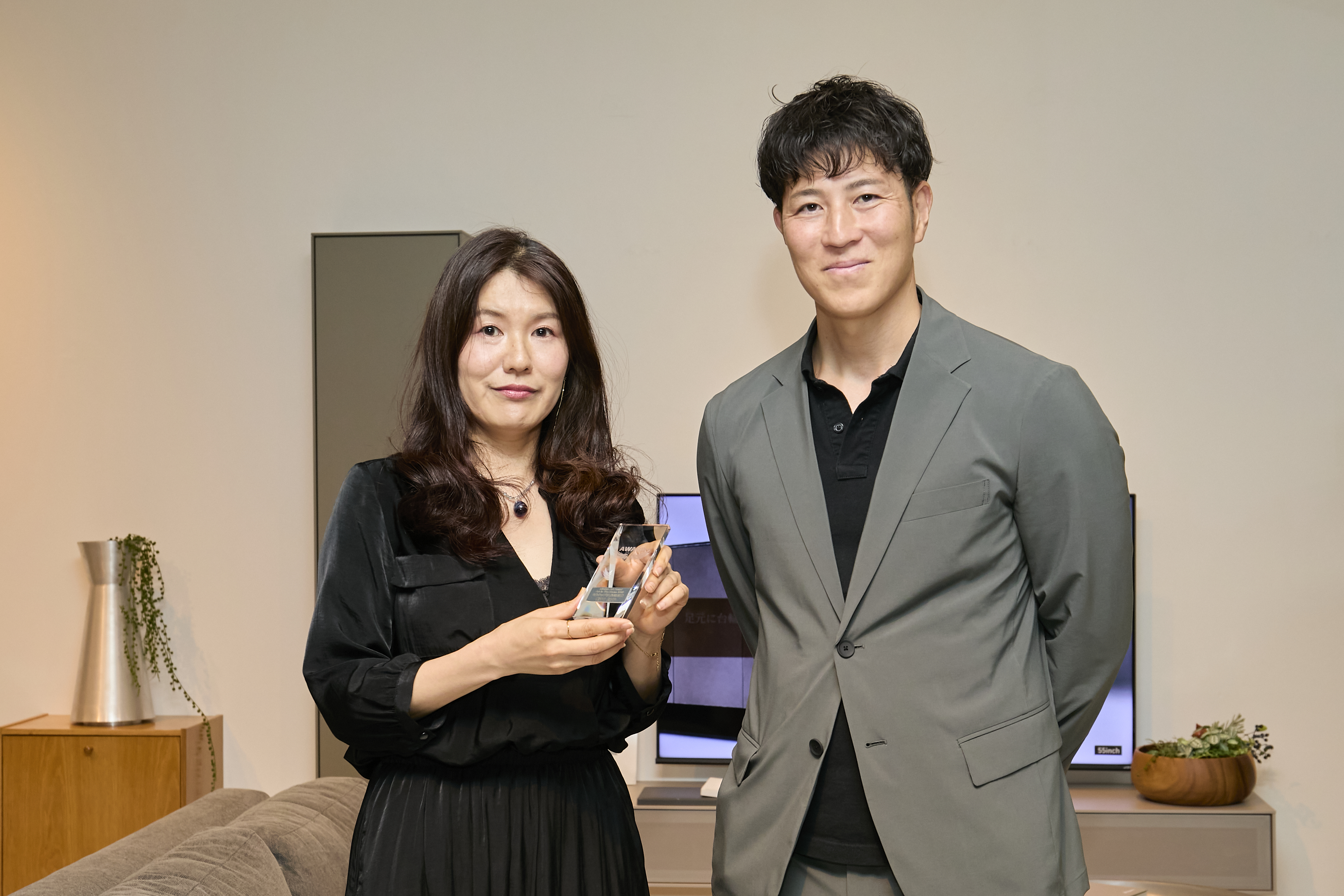 ミラタップ社長特別賞を受賞した野田 朗子さん(写真左)と選者の山根 太郎社長