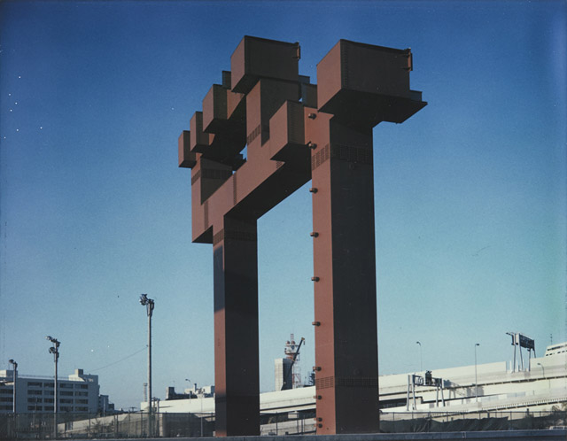 築地仁、「母型都市」、1983-1984 年、ポラロイド、10.6 x 13.2 cm © Hitoshi Tsukiji / Courtesy of Taka Ishii Gallery Photography / Film：築地仁「母型都市」タカ・イシイギャラリー フォトグラフィー/フィルム