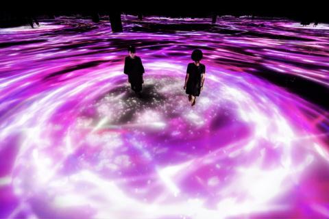 teamLab, ​Drawing on the Water Surface Created by the Dance of Koi and People - Infinity​ , 2016-2018, Interactive Digital Installation, Endless, Sound: Hideaki Takahashi  © teamLab  teamLab  is  represented  by  Pace  Gallery 