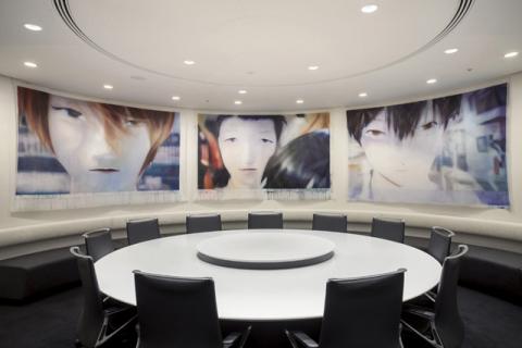 マネックスグループ株式会社 プレスルーム（GALAXY）  「ART IN THE OFFICE 2019」作品 吉田桃子／「first "I.U" zone.2」 ／2019 年／ポリエステル布、アクリル絵具／サイズ可変