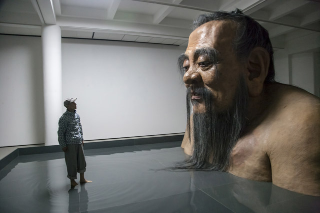 ジャン・ホァン〔張洹〕《Q Confucius No.2》2011 © Zhang Huan Studio　All Rights Reserved：「魔都の鼓動　上海現代アートシーンのダイナミズム」熊本市現代美術館