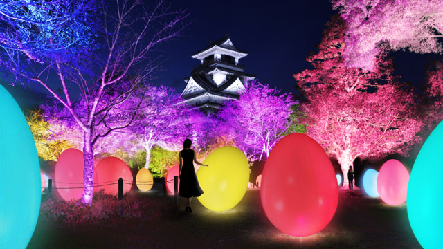 《呼応する、たちつづけるものたちと木々 / Resisting and Resonating Ovoids and Trees》teamLab, 2017, Interactive Digital Installation, Endless, Sound: Hideaki Takahashi：「チームラボ 高知城 光の祭」高知城・高知公園