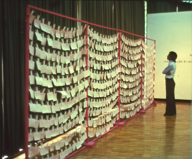 モニカ・メイヤー Mónica MAYER 《El Tendedero (The Clothesline)》1978、Museo de Arte Moderno、メキシコシティ（メキシコ） Photo: Victor Lerma Courtesy of the Pinto mi Raya Archive：「あいちトリエンナーレ2019」愛知芸術文化センター、名古屋市美術館他名古屋市内各所、及び豊田市美術館他豊田市内各所