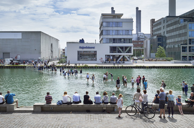 アイシェ・エルクメン Ayşe ERKMEN 《On Water》2017 Photo: Roman Mensing/Münster：「あいちトリエンナーレ2019」愛知芸術文化センター、名古屋市美術館他名古屋市内各所、及び豊田市美術館他豊田市内各所