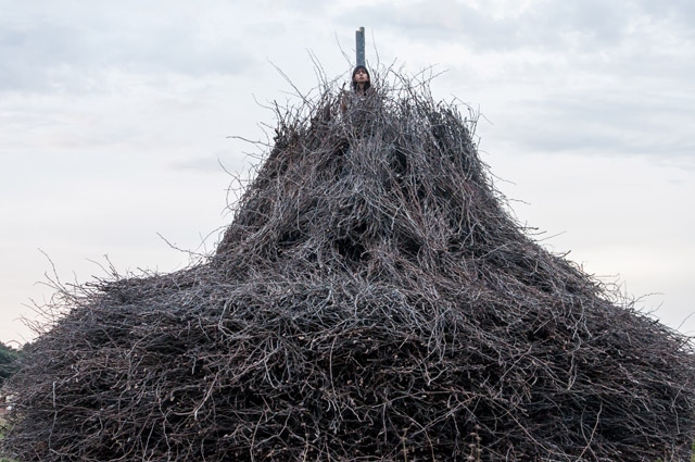 レジーナ・ホセ・ガリンド Regina José GALINDO 《La Intención (The intention)》2016、Originally commissioned and produced by Fondazione Fòcara di Novoli、レッチェ（イタリア） Photo: Annamaria La Mastra Courtesy of the artist：「あいちトリエンナーレ2019」愛知芸術文化センター、名古屋市美術館他名古屋市内各所、及び豊田市美術館他豊田市内各所