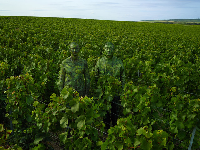 リウ・ボーリン「Hiding in the vineyards with the Ruinart Cellar Master (ルイナール最高醸造責任者とぶどう畑にて), Liu Bolin for Ruinart」2017年  ©Liu Bolin：「TOKYOGRAPHIE 2018 -KYOTOGRAPHIE SPECIAL EDITION-」FUJIFILM SQUARE他