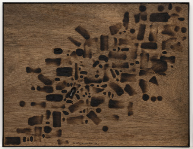 Toshio Yoshida,《BURN by CF No. 23》, 1954. Burnt wood, 19 3/4 x 25 3/8 inches (50.2 x 64.4 cm). © The Estate of Toshio Yoshida：「吉田稔郎：作品 1953 - 1963」ファーガス・マカフリー東京