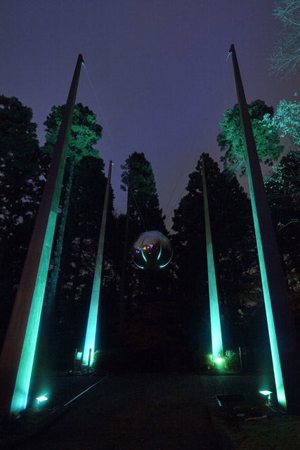 高橋匡太《Glow with Night Garden Project in Hakone》 2017 年井上武吉《マイ・スカイ・ホール（天への道）》 Photo: Mito Murakami：「箱根ナイトミュージアム」彫刻の森美術館 円形広場、本館エリア屋外展示場