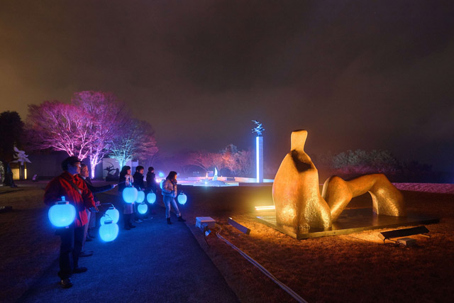 高橋匡太《Glow with Night Garden Project in Hakone》 2017 年 Photo: Mito Murakami：「箱根ナイトミュージアム」彫刻の森美術館 円形広場、本館エリア屋外展示場