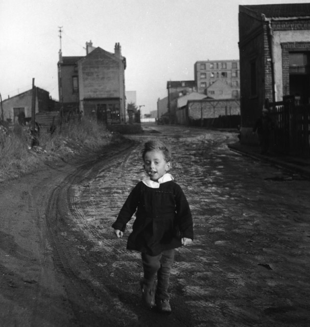 ロベール・ドアノー「パピヨンの子供」1945年　何必館・京都現代美術館蔵：「ドアノーの愛した街パリ　ROBERT DOISNEAU 展」何必館・京都現代美術館