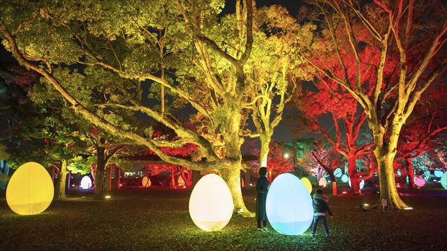 02: teamLab, 呼応する、たちつづけるものたちと木々, 2017, Interactive Digital Installation, Endless, Sound: Hideaki Takahash © teamLab：「チームラボ 広島城 光の祭」広島城